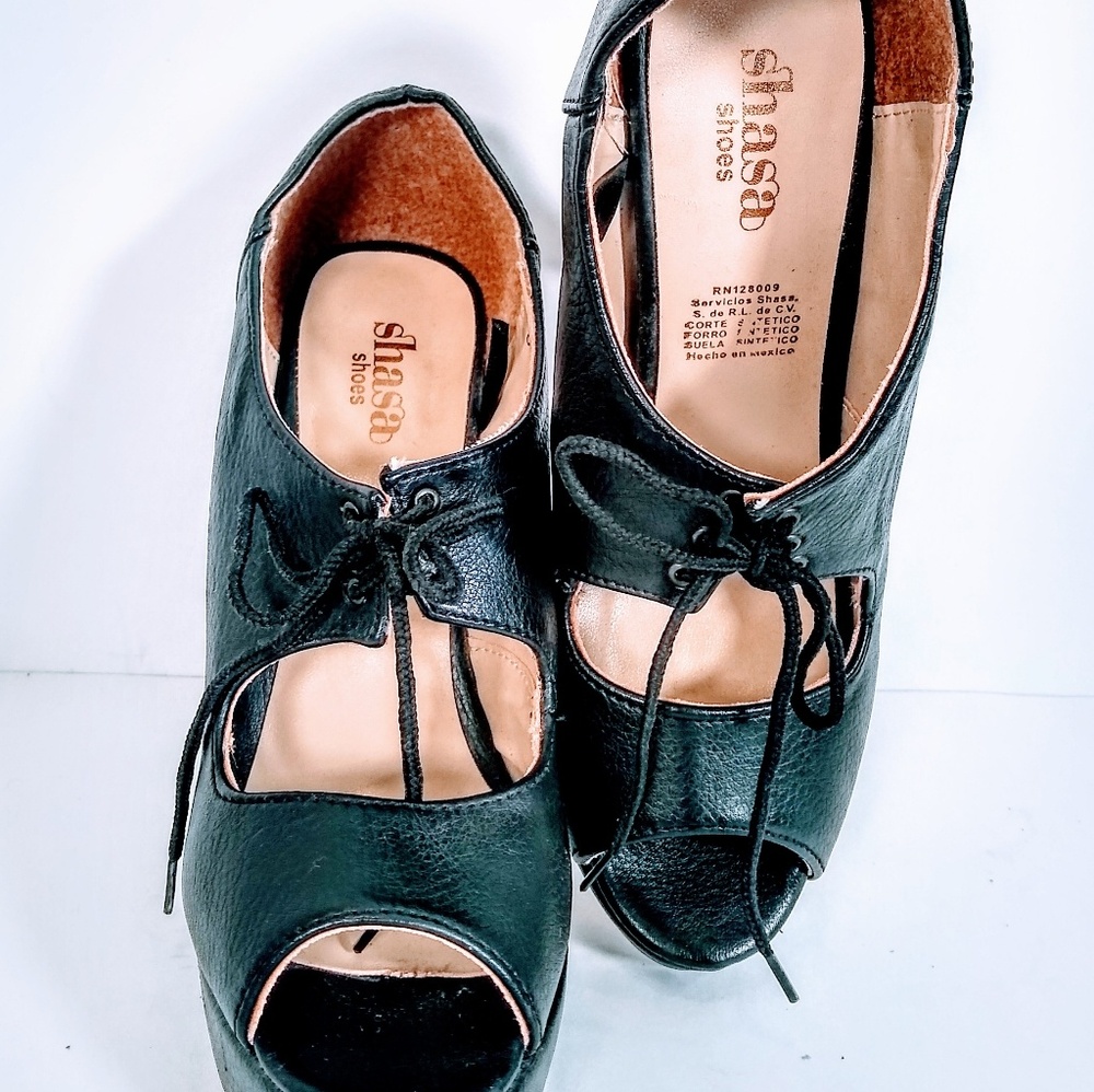 Shasa black heels in new condition!
